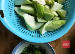 Illustration of how to stir-fry edamame with loofah 5