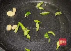 Illustration of how to stir-fry yam and fungus 4