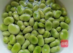 Illustration of how to make broad beans with scallion oil 3