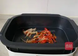 Sour Illustration of how to make spicy potato shreds 3