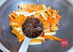 Illustration of how to stir-fry fragrant and dried leeks 6