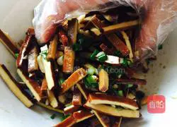 Illustration of how to make cold spiced dried tofu 5