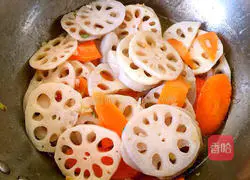 Illustration of how to make fried lotus root slices 6