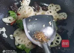 Illustration of how to make fried lotus root with fungus 10