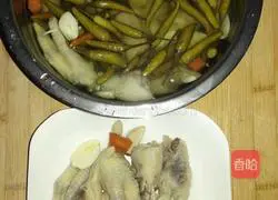 Pictures of how to make pickled pepper chicken feet 9