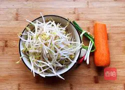 Illustration of how to stir-fry mung bean sprouts with shredded carrots 1