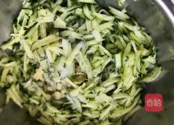 Illustration of how to mix cucumber shreds 3