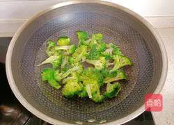 Illustration of how to stir-fry seasonal vegetables with olive oil 7