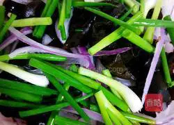 Illustration of how to mix onions with fungus 7