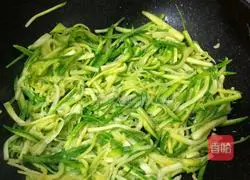 Illustration of how to make stir-fried small melon 3