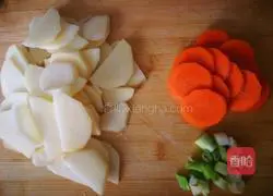 Illustration of how to stew kelp with potato slices 3