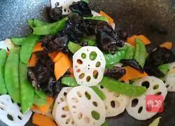 Illustration of how to make lotus pond stir-fry 5