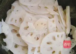 Illustration of how to make cold lotus root slices 1