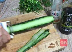 Illustration of how to mix cucumber with vermicelli 8