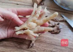 Illustration of how to make spicy and sour boneless chicken feet 6