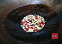 Illustration of how to make black bean paste with green pepper and potato shreds 20