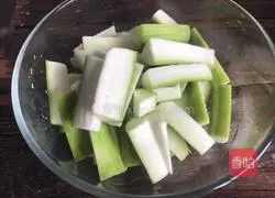 Illustration of how to make stir-fried loofah with leeks 1