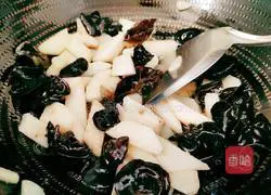 Illustration of how to stir-fry yam and fungus 13