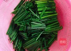 Illustration of how to make stir-fried dried tofu with chive flowers 1