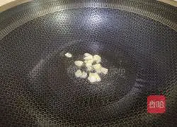 Illustration of how to make hand-shredded baby cabbage with minced garlic 3