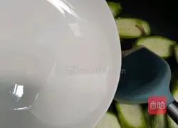 Illustration of how to make stir-fried loofah 5