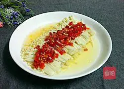 Illustration of how to steam enoki mushrooms with chopped pepper 7