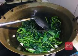 Illustration of how to make garlic sweet potato leaves 5