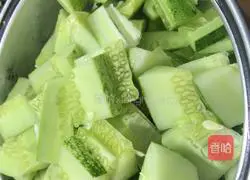 Illustration of how to make pickled cucumbers 1