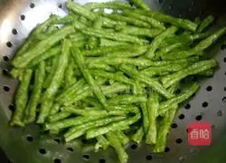 Illustration of how to make stir-fried green beans 3