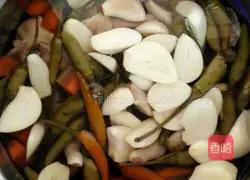 Illustration of how to make pickled pepper chicken feet 7