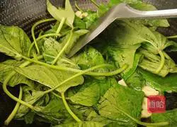 Illustration of how to stir-fry sweet potato leaves 8