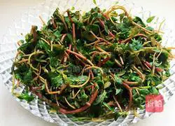 Illustration of how to make healthy peanuts mixed with purslane 3