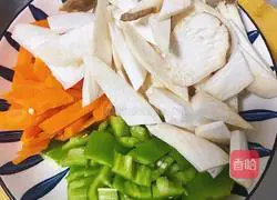 Illustration of how to stir-fry king oyster mushrooms with green pepper 2