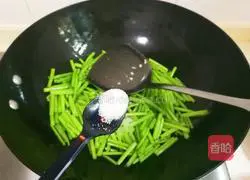 Illustration of how to make fragrant reed and mugwort scrambled eggs 6