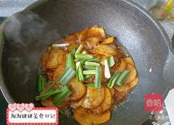 Illustration of how to cook potato slices braised in griddle sauce 10