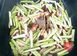 Garlic Illustration of how to stir-fry asparagus and mushrooms 6