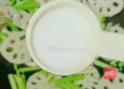 Illustration of how to make stir-fried pork slices with lotus root 12