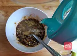 Illustration of how to make enoki mushrooms with minced garlic and tinfoil 8