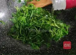 Illustration of how to stir-fry grass heads 6