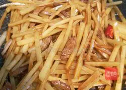 Illustration of home-style fried beans with shredded potatoes 11