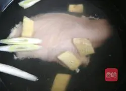 Illustration of how to mix cucumber and chicken breast 5