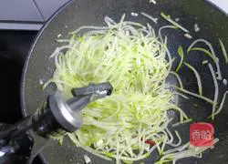 Illustration of how to make fried shredded radish 10