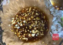 Illustration of how to make spicy and sour garlic boneless chicken feet 5