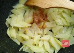 Illustration of how to make braised potato slices 6