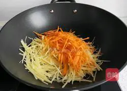 Illustration of how to stir-fry shredded potatoes and carrots 6