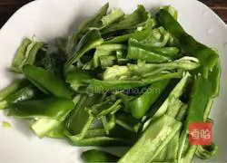 Illustration of how to stir-fry mushrooms with green pepper 2