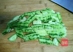 Illustration of how to beat cucumbers with knife 3