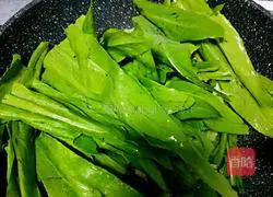 Illustration of how to make stir-fried lettuce 5