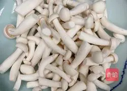 Pepper and salt crispy fried white jade Mushroom recipe illustration 4