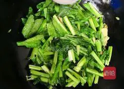 Illustration of how to stir-fry mustard greens 6
